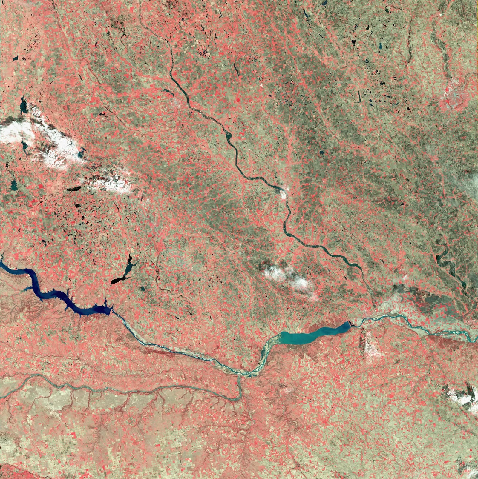 Landsat 7 colour infrared satellite image of the Missouri River and surrounding land in South Dakota